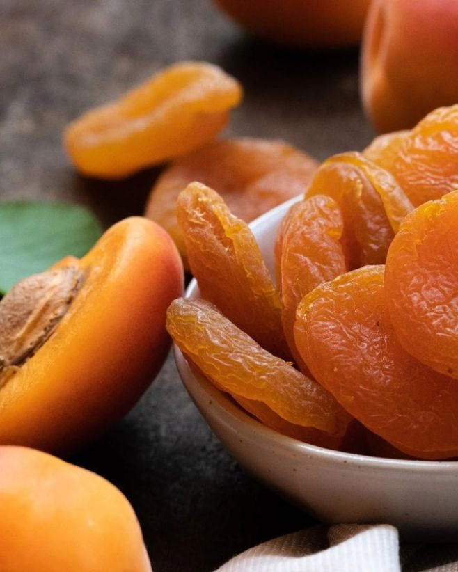 🍑 Meruňky – kousek slunce v každém soustu Představte si, že otevřete dveře zahrady a ucítíte tu sladkou, medovou vůni...