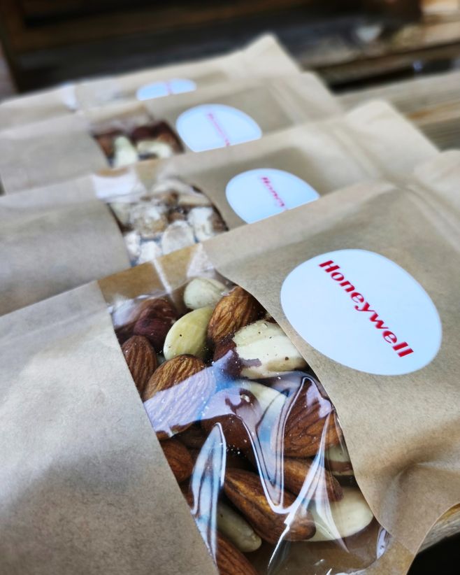 Kousek poctivé vánoční radosti jsme letos zabalili i pro Honeywell 🎁 Žádné pozlátko, žádné dárky jen „na oko“ – ale...