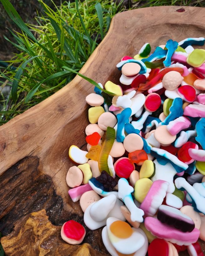 Sladký mix – každý balíček je originál! 🍬✨ Kombinace želé bonbonů a želé s jemnou pěnou, v pestré škále příchutí, tvarů i...