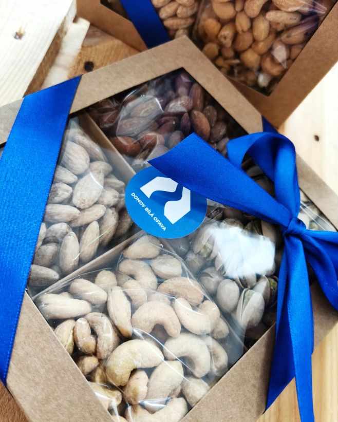 Vánoční balíčky míří do Domova Bílá Opava! 🎁✨ Tentokrát jsem připravil dárky pro partu z Domu Bílá Opava – poctivé dobroty...