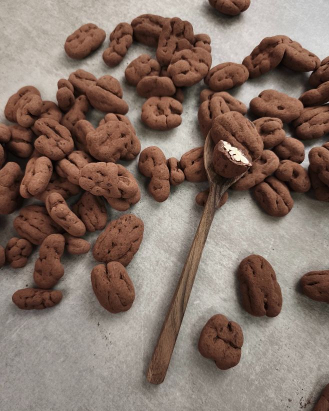 Pekany v čokoládě a kakau – Vánoční edice 🎄🍫 Když se Vánoce rozplývají na jazyku. Vzal jsem křupavý pekanový ořech s...