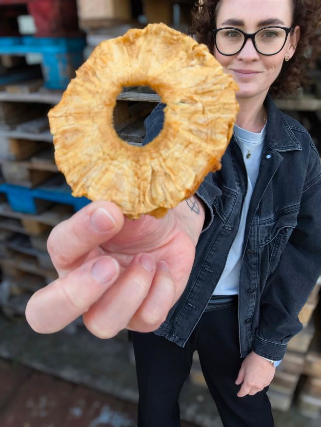 🍍 Někdy stačí jeden kroužek a člověk má pocit, že se mu pod nohama objevuje písek a ve vzduchu voní moře. Takový je můj...