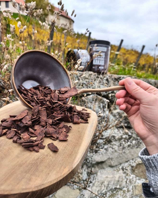 Kokos, karamel, sůl a kakao – v elegantní dóze 🥥🍫🎁 Jemné plátky kokosu obalené v karamelu s mořskou solí a kakaem –...